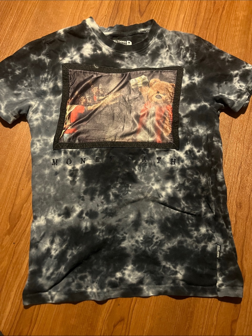 3/$15. Men’s graphic Tee S